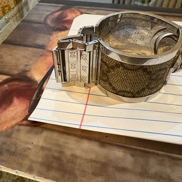 Gucci Women’s Hand Watch Sliver Color - Picture 4 of 7